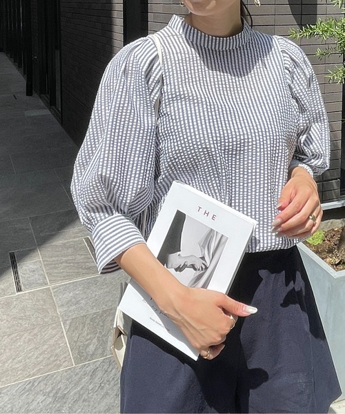 Meli rich(メリーリッチ)の「大人可愛い。ストライプボリュームスリーブブラウス(シャツ/ブラウス・レディース・チャコールグレー/ベージュ/ブルー/グリーン・MEDIUM)」の2枚目の写真