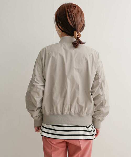 URBAN RESEARCH DOORS（アーバンリサーチドアーズ）の「MA-1コンパクトジャケット（MA-1・レディース・ライトグレー/カーキ・1）」の6枚目の写真