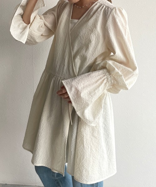 w closet(ダブルクローゼット)の「スリットキャンディースリーブチュニックはおり(シャツ/ブラウス・レディース・キナリ/ブルー/グリーン・FREE)」の5枚目の写真