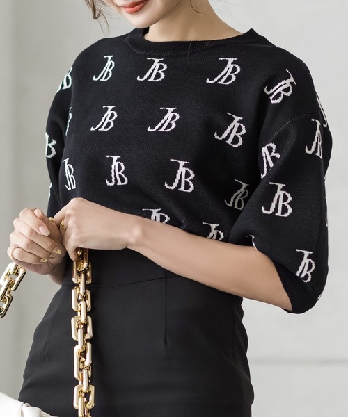 Julia Boutique(ジュリアブティック)の「JBロゴ柄五分袖ニットトップス/22151(ニット/セーター・レディース・ブラック/ホワイト/ベージュ/ピンク・ONE)」の2枚目の写真