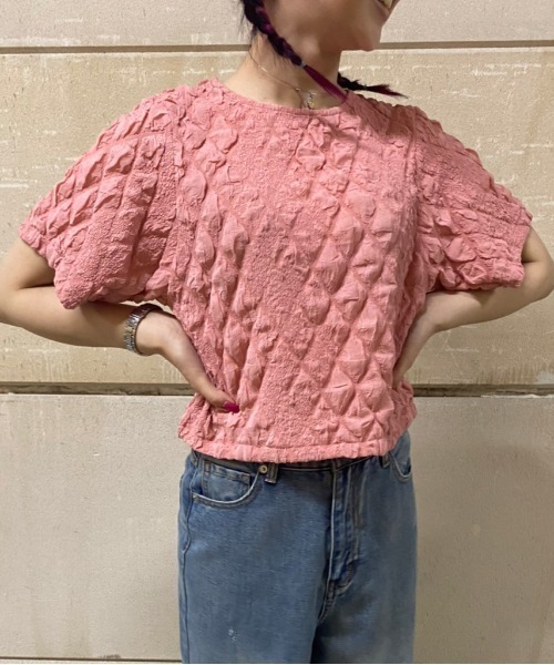 one way(ワンウェイ)の「エンボスクロップドトップス(Tシャツ/カットソー・レディース・ホワイト/ブラック/ライトピンク・FREE)」の1枚目の写真