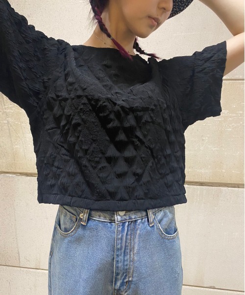 one way(ワンウェイ)の「エンボスクロップドトップス(Tシャツ/カットソー・レディース・ホワイト/ブラック/ライトピンク・FREE)」の3枚目の写真