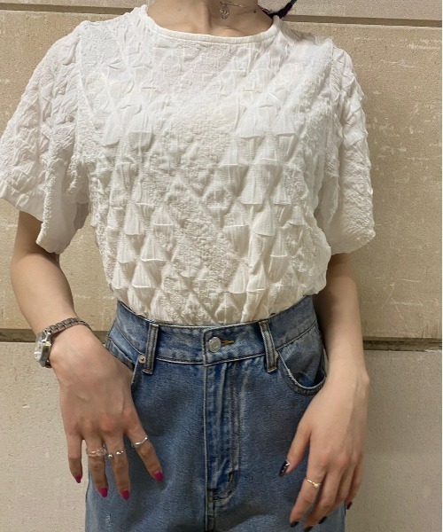 one way(ワンウェイ)の「エンボスクロップドトップス(Tシャツ/カットソー・レディース・ホワイト/ブラック/ライトピンク・FREE)」の4枚目の写真