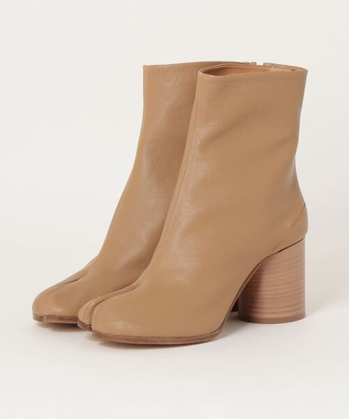 Maison Margiela(メゾンマルジェラ)の「Maison Margiela TABI BOOTS(ブーツ・レディース・ベージュ・37.5/35.5/36.5/38)」の1枚目の写真