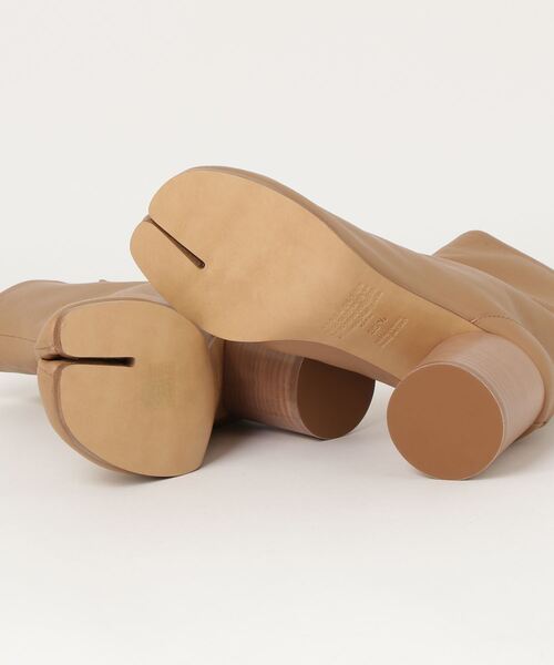 Maison Margiela(メゾンマルジェラ)の「Maison Margiela TABI BOOTS(ブーツ・レディース・ベージュ・37.5/35.5/36.5/38)」の3枚目の写真