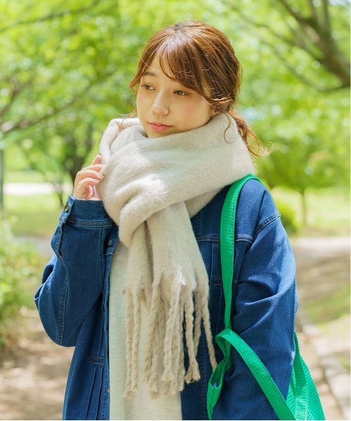 and it_(アンドイット)の「ふわふわバルキー太フリンジマフラー(マフラー・レディース・ピンク/イエロー/ブルー/グリーン/アイボリー/ライラック/グレイッシュベージュ/コーラルピンク/ベージュ/ペールイエロー/オレンジ/ブルーグレー/セージグリーン/グレー/ブラウン・FREE)」の20枚目の写真