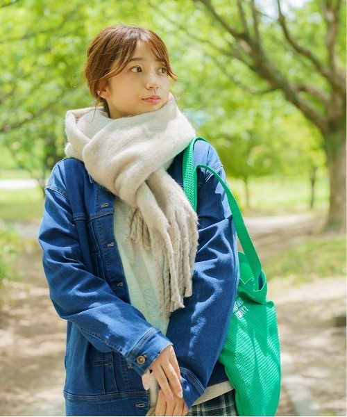 and it_(アンドイット)の「ふわふわバルキー太フリンジマフラー(マフラー・レディース・ピンク/イエロー/ブルー/グリーン/アイボリー/ライラック/グレイッシュベージュ/コーラルピンク/ベージュ/ペールイエロー/オレンジ/ブルーグレー/セージグリーン/グレー/ブラウン・FREE)」の19枚目の写真
