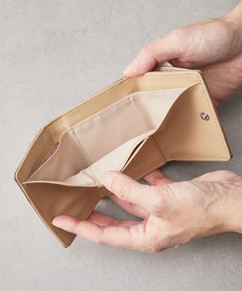 Actually(アクチュアリー)の「カウレザー ミニウォレット(財布・レディース・グレイッシュベージュ/ゴールド/イエロー/ラベンダー・フリー)」の14枚目の写真
