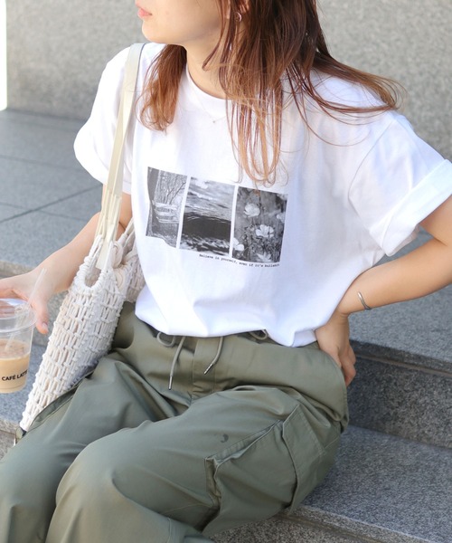 HER CLOSET（ハークローゼット）の「【shemoshelly】WEB限定モノクロフォトプリントロゴTシャツ（Tシャツ/カットソー・レディース・ホワイト/ホワイト系その他・S/M/L）」の2枚目の写真