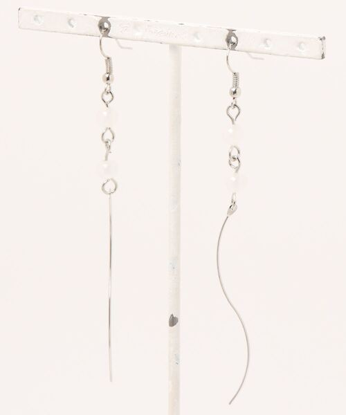 tone(トーン)の「【CouleuR】white×silver long ピアス(ピアス(両耳用)・レディース・その他・FREE)」の1枚目の写真