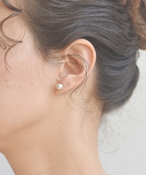 LHME（エルエイチエムイー）の「【WEB限定】”MELLOW”パールキャッチピアス/ボール/サージカルステンレス（金属アレルギー対応）【LHME / エルエイチエムイー】（ピアス（両耳用）・レディース・シルバー/ゴールド・ONE SIZE）」の4枚目の写真