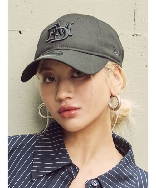 NEWERA EK COLLECTION（ニューエライーケーコレクション）の「【ニューエラコラボ】エンブロイダリーロゴキャップ（キャップ・レディース・ブラウン/ブラック・FREE）」の3枚目の写真