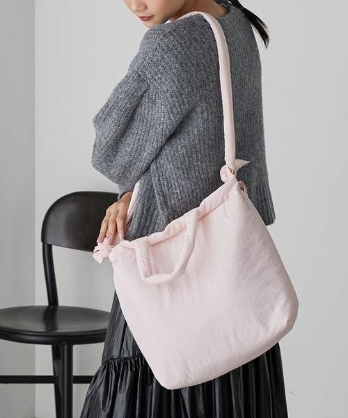 forksy.(フォルクシー)の「【forksy.】ナイロンパフィーショルダーバッグ(ショルダーバッグ・レディース・オフホワイト/ブラック/ブルー/ピンク・FREE)」の4枚目の写真