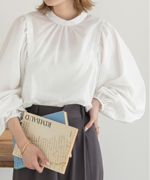 ad thie(アドティエ)の「ウィングショルダー バンドカラー ブラウス(シャツ/ブラウス・レディース・ブラウン/ブラック/オフホワイト/ネイビー×ホワイト/ホワイト×イエロー・FREE)」の2枚目の写真