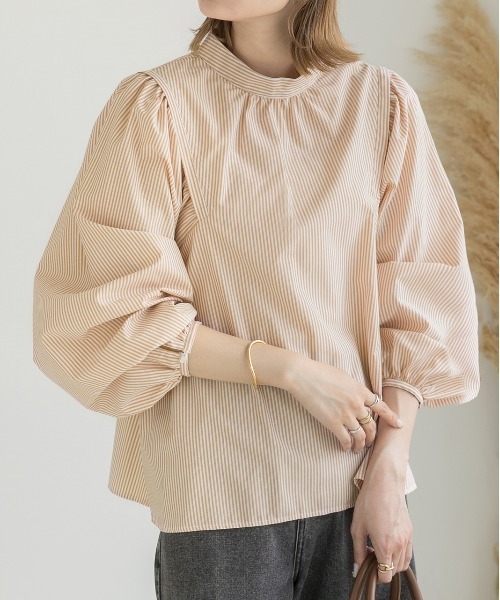 ad thie(アドティエ)の「ウィングショルダー バンドカラー ブラウス(シャツ/ブラウス・レディース・ブラウン/ブラック/オフホワイト/ネイビー×ホワイト/ホワイト×イエロー・FREE)」の3枚目の写真
