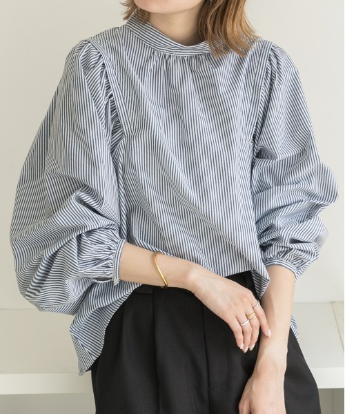 ad thie(アドティエ)の「ウィングショルダー バンドカラー ブラウス(シャツ/ブラウス・レディース・ブラウン/ブラック/オフホワイト/ネイビー×ホワイト/ホワイト×イエロー・FREE)」の5枚目の写真