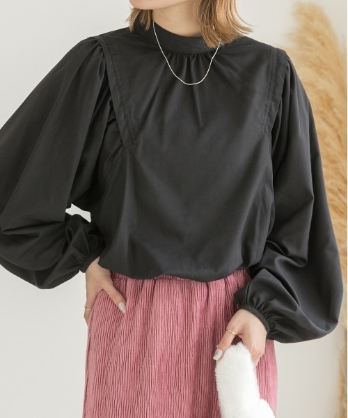 ad thie(アドティエ)の「ウィングショルダー バンドカラー ブラウス(シャツ/ブラウス・レディース・ブラウン/ブラック/オフホワイト/ネイビー×ホワイト/ホワイト×イエロー・FREE)」の1枚目の写真