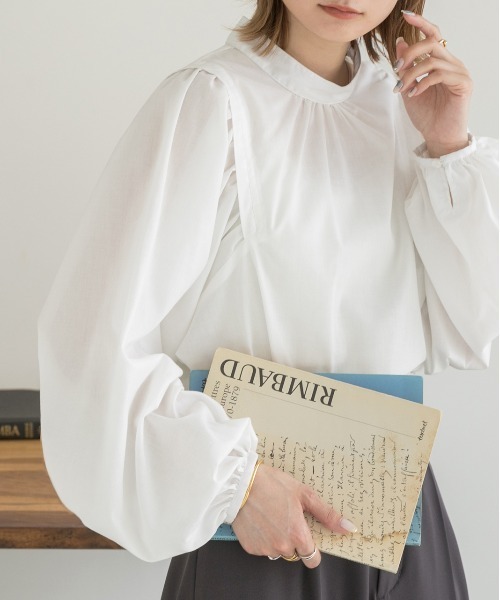 ad thie(アドティエ)の「ウィングショルダー バンドカラー ブラウス(シャツ/ブラウス・レディース・ブラウン/ブラック/オフホワイト/ネイビー×ホワイト/ホワイト×イエロー・FREE)」の7枚目の写真