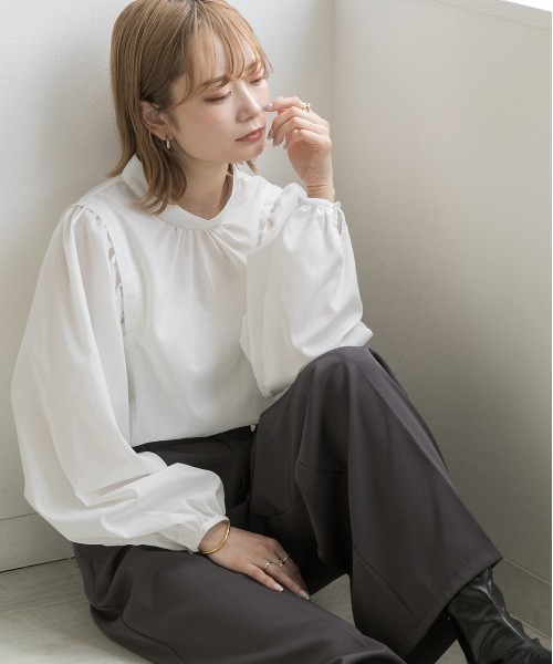 ad thie(アドティエ)の「ウィングショルダー バンドカラー ブラウス(シャツ/ブラウス・レディース・ブラウン/ブラック/オフホワイト/ネイビー×ホワイト/ホワイト×イエロー・FREE)」の9枚目の写真