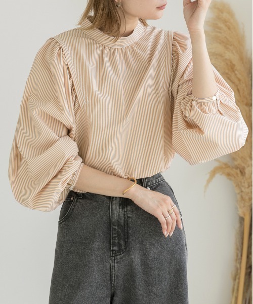 ad thie(アドティエ)の「ウィングショルダー バンドカラー ブラウス(シャツ/ブラウス・レディース・ブラウン/ブラック/オフホワイト/ネイビー×ホワイト/ホワイト×イエロー・FREE)」の12枚目の写真
