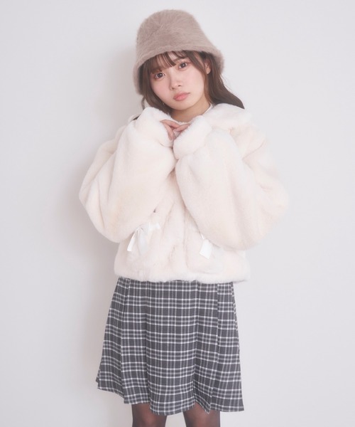 Honey Cinnamon(ハニーシナモン)の「スクエアビジューエコファーコート(ダウンジャケット/コート・レディース・ピンク/ホワイト・FREE)」の3枚目の写真