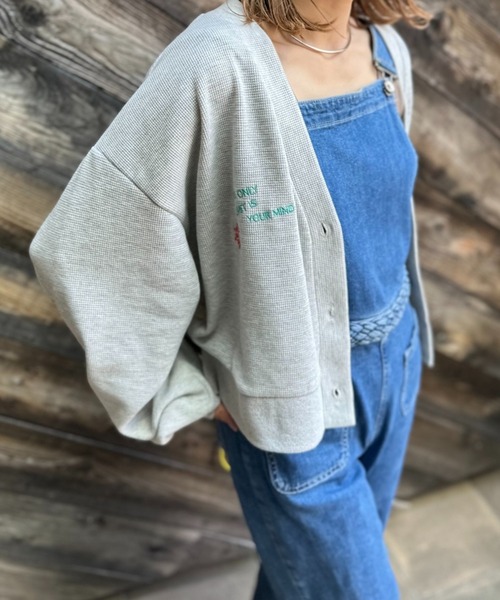 mi via loca（ミヴィアロカ）の「ワッフル刺繍ボリュームスリーブカーディガン（カーディガン/ボレロ・レディース・オートミール/スミクロ・FREE）」の19枚目の写真