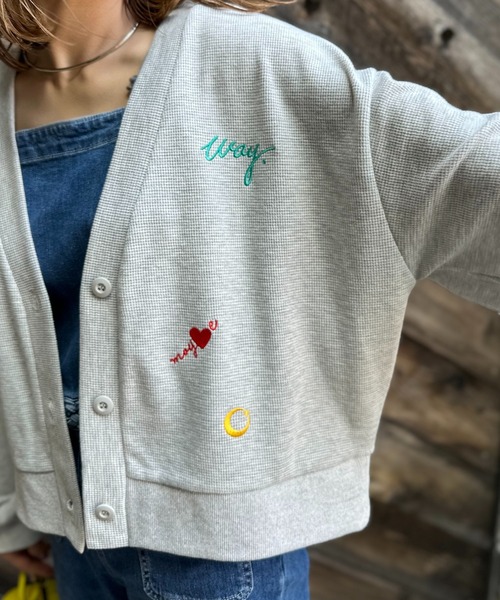 mi via loca（ミヴィアロカ）の「ワッフル刺繍ボリュームスリーブカーディガン（カーディガン/ボレロ・レディース・オートミール/スミクロ・FREE）」の3枚目の写真