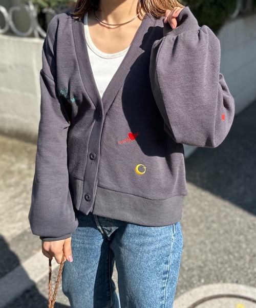 mi via loca（ミヴィアロカ）の「ワッフル刺繍ボリュームスリーブカーディガン（カーディガン/ボレロ・レディース・オートミール/スミクロ・FREE）」の11枚目の写真