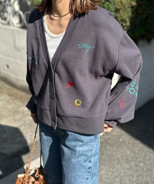 mi via loca（ミヴィアロカ）の「ワッフル刺繍ボリュームスリーブカーディガン（カーディガン/ボレロ・レディース・オートミール/スミクロ・FREE）」の8枚目の写真