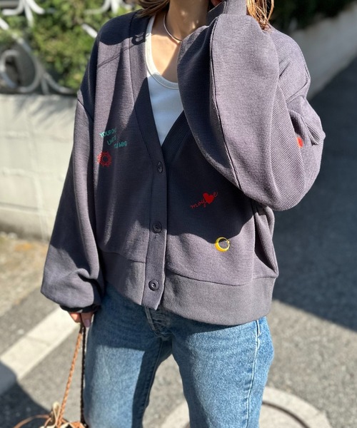 mi via loca（ミヴィアロカ）の「ワッフル刺繍ボリュームスリーブカーディガン（カーディガン/ボレロ・レディース・オートミール/スミクロ・FREE）」の6枚目の写真