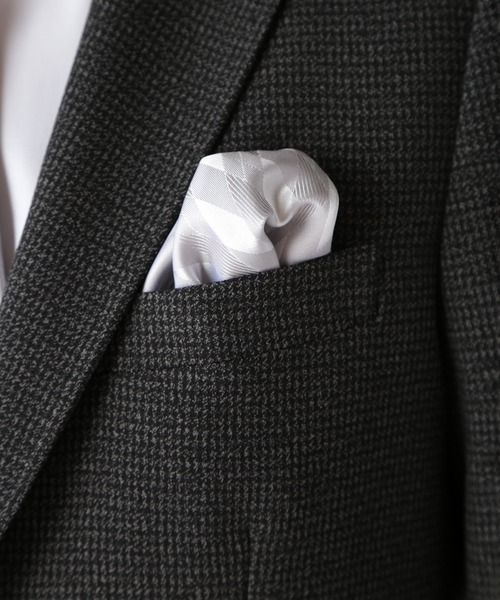 CROWDED CLOSET（クラウデッドクローゼット）の「変形アーガイル柄丸型チーフ（同素材ネクタイ・ボウタイあり）（ポケットチーフ・メンズ・ボルドー/シルバー・FREE）」の3枚目の写真