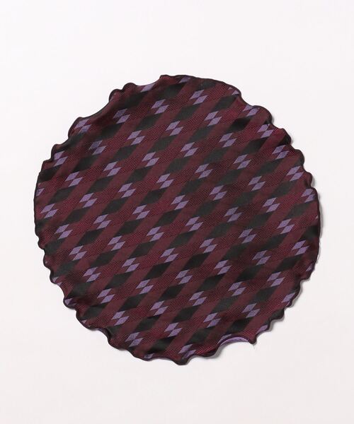 CROWDED CLOSET（クラウデッドクローゼット）の「変形アーガイル柄丸型チーフ（同素材ネクタイ・ボウタイあり）（ポケットチーフ・メンズ・ボルドー/シルバー・FREE）」の16枚目の写真