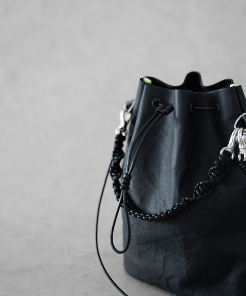 Senti(センティ)の「SENTI センティ / Dyneema Leather DRAWSTRING 2WAYBAG ダイニーマレザードローストリングショルダーバッグ / 3026(ショルダーバッグ・メンズ・ブラック/ブラック系その他・FREE)」の16枚目の写真