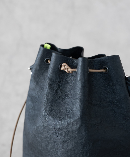 Senti(センティ)の「SENTI センティ / Dyneema Leather DRAWSTRING 2WAYBAG ダイニーマレザードローストリングショルダーバッグ / 3026(ショルダーバッグ・メンズ・ブラック/ブラック系その他・FREE)」の3枚目の写真