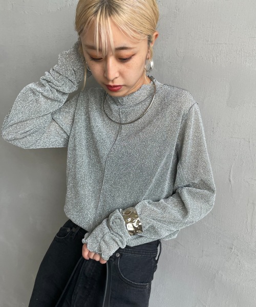 By/m（バイエム）の「[By/m/バイエム] ラメシアー ハイネックTシャツ（Tシャツ/カットソー・レディース・ベージュ/ブラック/グレー・F）」の2枚目の写真