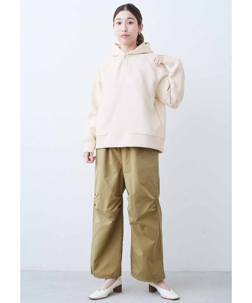 IEDIT（イディット）の「ＩＥＤＩＴ　小森美穂子さんコラボ　ダンボールカットソー素材のフロントスナップフーディープルオーバー〈アイボリー〉（パーカー・レディース・アイボリー・MEDIUM/X-LARGE/LARGE/XX-LARGE/SMALL）」の3枚目の写真