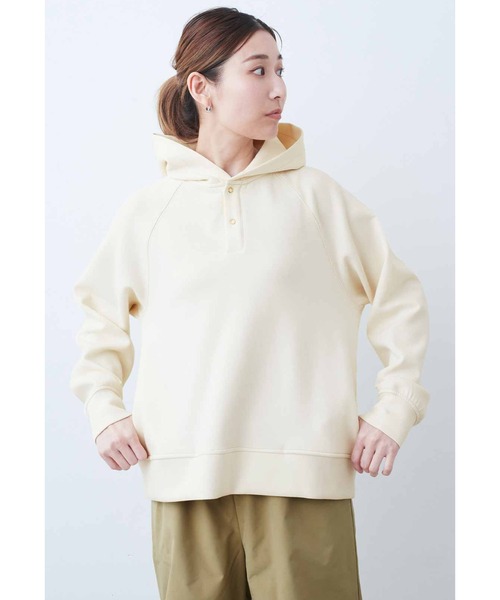 IEDIT（イディット）の「ＩＥＤＩＴ　小森美穂子さんコラボ　ダンボールカットソー素材のフロントスナップフーディープルオーバー〈アイボリー〉（パーカー・レディース・アイボリー・MEDIUM/X-LARGE/LARGE/XX-LARGE/SMALL）」の4枚目の写真