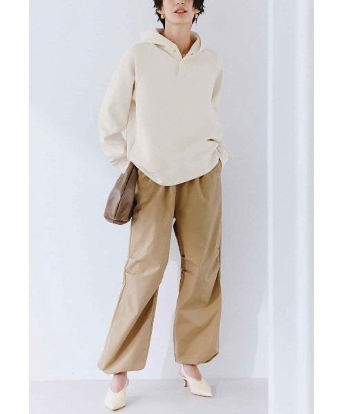 IEDIT（イディット）の「ＩＥＤＩＴ　小森美穂子さんコラボ　ダンボールカットソー素材のフロントスナップフーディープルオーバー〈アイボリー〉（パーカー・レディース・アイボリー・MEDIUM/X-LARGE/LARGE/XX-LARGE/SMALL）」の10枚目の写真