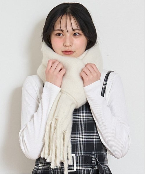 LOVETOXIC（ラブトキシック）の「ボリュームフリンジマフラー（マフラー・キッズ・ピンク/ライトグリーン/チャコール/アイボリー・FREE）」の2枚目の写真