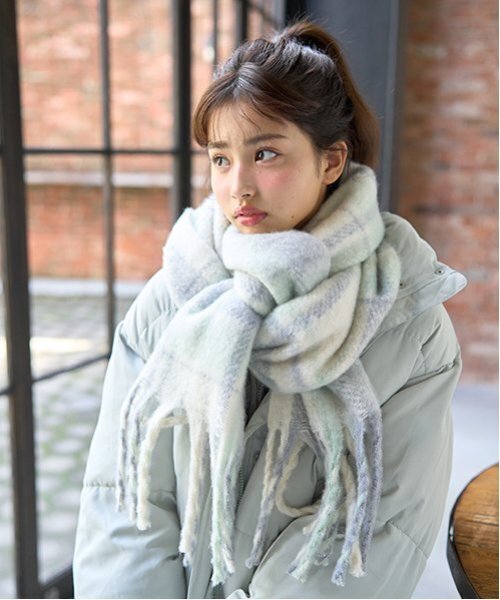 LOVETOXIC（ラブトキシック）の「ボリュームフリンジマフラー（マフラー・キッズ・ピンク/ライトグリーン/チャコール/アイボリー・FREE）」の5枚目の写真