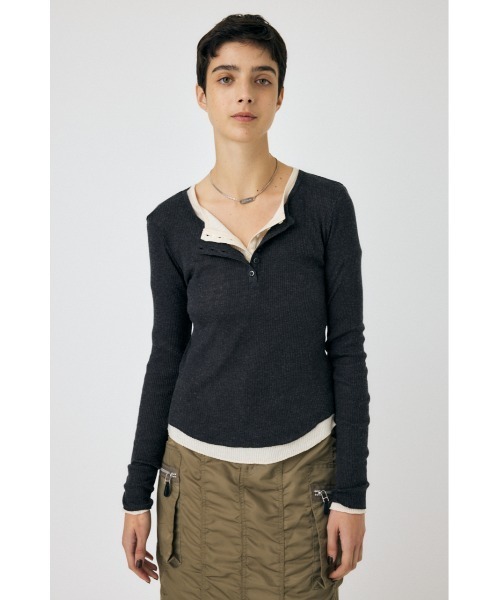 MOUSSY(マウジー)の「HENRY NECK ロングスリーブTシャツ(Tシャツ/カットソー・レディース・レッド/オフホワイト/チャコールグレー・FREE)」の2枚目の写真