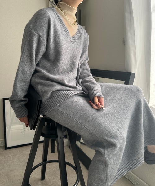 ULEULA（ウルア）の「Vネックニット＋ニットスカート/ニットセットアップ（セットアップ・レディース・ブラウン/ブラック/グレー・FREE）」の3枚目の写真