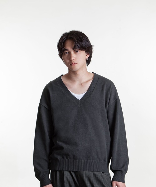 ZIP FIVE -White Line-(ジップファイブホワイトライン)の「【White Line】 リラックスフィット ハイゲージ Vネック ニット(ニット/セーター・メンズ・オフホワイト/ブラック/チャコール・MEDIUM/LARGE/X-LARGE)」の1枚目の写真