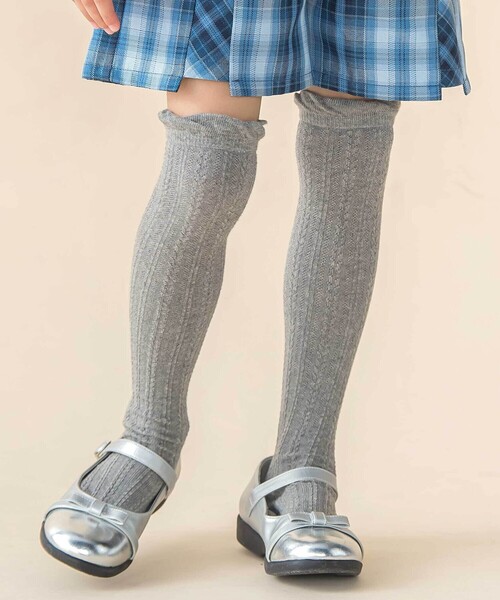 BeBe Petits Pois Vert（ベベプチポワヴェール）の「【店舗限定】フリルニーハイソックス(15~24cm)（ソックス/靴下・キッズ・グレー/ブラック・21.0cm/19.0cm/24.0cm/17.0cm）」の2枚目の写真