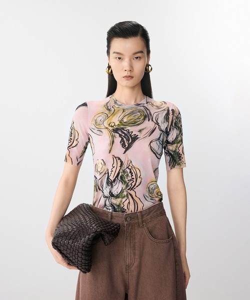 JNBY（ジェーエヌビーワイ）の「Floral Sheer Fit Top / シアーフィットトップス（Tシャツ/カットソー・レディース・ピンク/イエロー・36/38/40）」の2枚目の写真