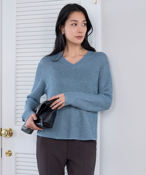ICB（アイシービー）の「【洗える】 ペーパーブレンドシャインニット Vネックプルオーバー（ニット/セーター・レディース・オールドローズ系/ダルブルー系/ライトイエロー系/黄土色系/グレー系・X-SMALL/SMALL）」の3枚目の写真