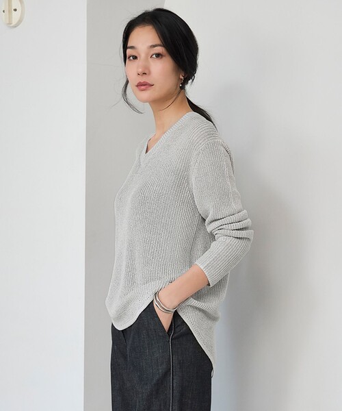 ICB（アイシービー）の「【洗える】 ペーパーブレンドシャインニット Vネックプルオーバー（ニット/セーター・レディース・オールドローズ系/ダルブルー系/ライトイエロー系/黄土色系/グレー系・X-SMALL/SMALL）」の4枚目の写真