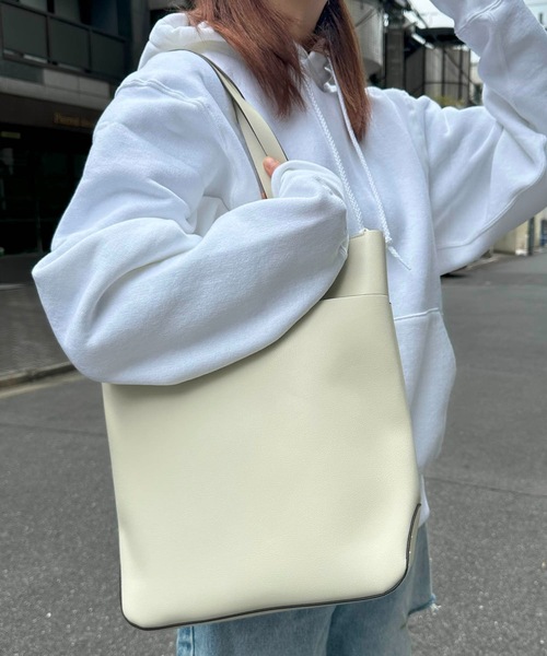 Legato Largo(レガートラルゴ)の「Legato Largo / かるいかばんPC収納付縦型トート / LG-P0120(トートバッグ・レディース・ブルー系その他/アイボリー/キャメル/ベージュ系その他/ブラック/ダークブラウン/ラベンダー/オリーブ/ベージュ・ONESIZE)」の2枚目の写真