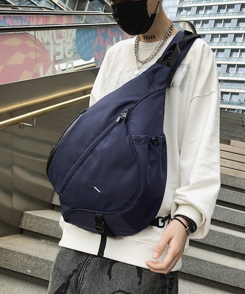 Lilamusant(リラミュゾン)の「【RS】【Lilamusant(リラミュゾン)】ワンショルダーナイロンボディバッグ ショルダーバッグ スポーティー Y2K 韓国ストリート(ボディバッグ/ウエストポーチ・レディース・カーキ/ネイビー/ブラック/グレー・FREE)」の4枚目の写真