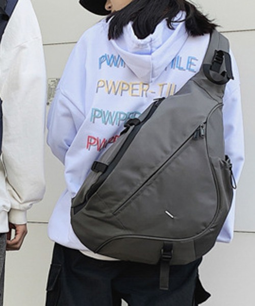 Lilamusant(リラミュゾン)の「【RS】【Lilamusant(リラミュゾン)】ワンショルダーナイロンボディバッグ ショルダーバッグ スポーティー Y2K 韓国ストリート(ボディバッグ/ウエストポーチ・レディース・カーキ/ネイビー/ブラック/グレー・FREE)」の3枚目の写真